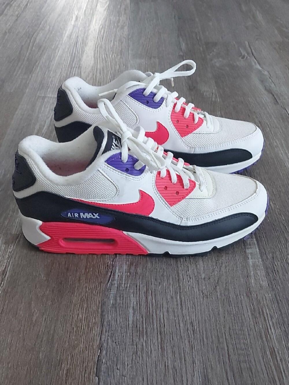 Nike Mens White Sneakers with Pink and Purple Accents